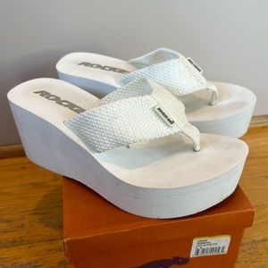 Rocket Dog Crush Wedge Platform Thong Sandals in Off White, Size 8